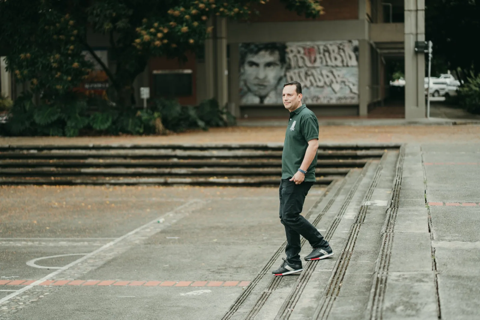 Caminando solo por la plaza desolada del campus de la Universidad de Antioquia.
